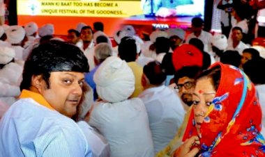 vasundhara raje listened to modis mann ki baat along with the villagers said   mann ki baat has now become the talk of every indian