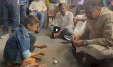 bjp leader satish poonia got entangled in magic of magician watch funny video