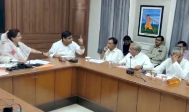 govind singh dotasara and mla rajendra pareek clashed in sikar meeting