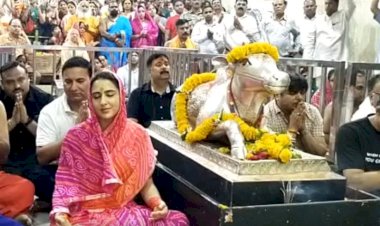 sara ali khan offered prayers at shree mahakaleshwar temple in pink saree everyone surprised to see