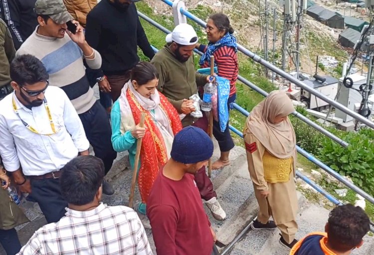 bollywood actress sara ali khan undertake amarnath yatra video goes viral