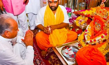 cm ashok gehlot offer prayers at baba ramdev ji temple took blessings for victory