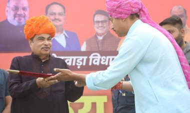 nitin gadkari seen challenging congress with rajasthani turban on his head and sword in his hand