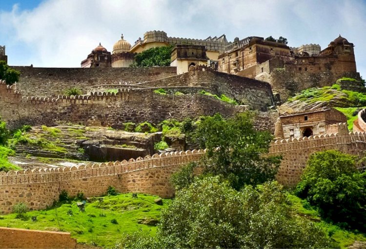 kumbhalgarh fort fort that rivals china is located in rajasthan