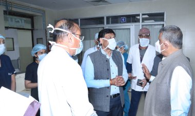 medical minister met the children of kota admitted in sms hospital