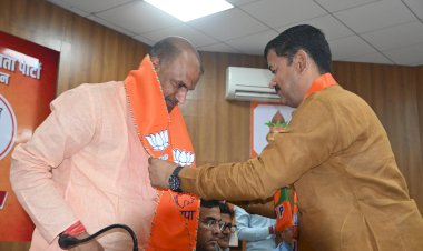 on the completion of one year of bjp state president cp joshis tenure a grand welcome was held at the bjp state office with fireworks flower showers and drums