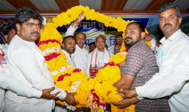 former chief minister ashok gehlot arrived at the affectionate meeting ceremony of rebari devasi community received a grand welcome with 51 kg flower garland
