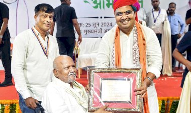 chief minister bhajan lal sharma personally honored the democracy fighters