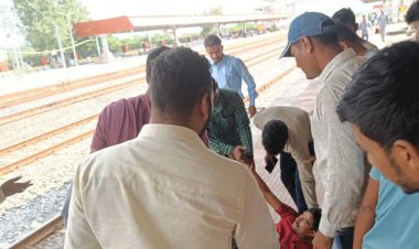 a major accident was avoided at pindwara railway station this evening