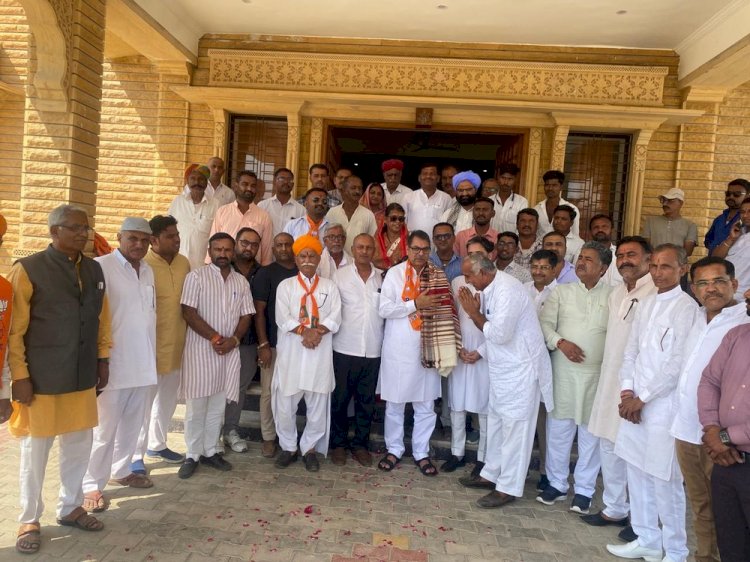 dr satish poonia presented the book the real modi to maharawal chaitanyaraj singh