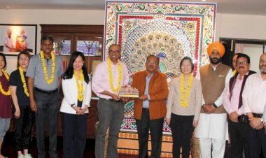 singapore delegation meets vasudev devnani