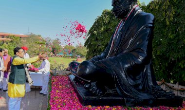 chief minister offered flowers on gandhi statue