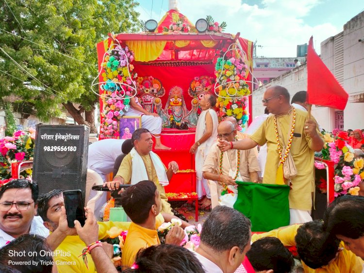 a huge crowd of devotees gathered in the rath yatra of lord jagannath
